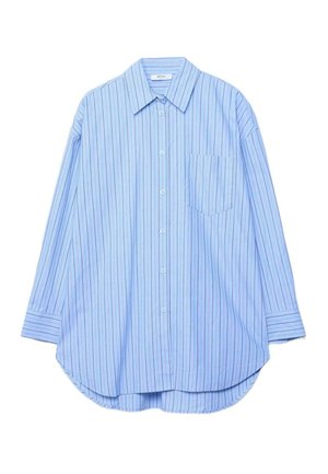 Svetlomodrá košeľa s dlhým rukávom, na gombíky, s úzkymi tmavými zvislými pruhmi, špicatým golierom, náprsným vreckom a zakriveným lemom.