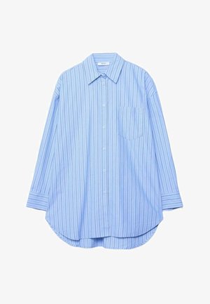 Svetlo modra srajca z dolgimi rokavi, gumbi, ozkimi temnimi navpičnimi črtami, ovratnikom s konico, prsnim žepom in ukrivljenim robom.