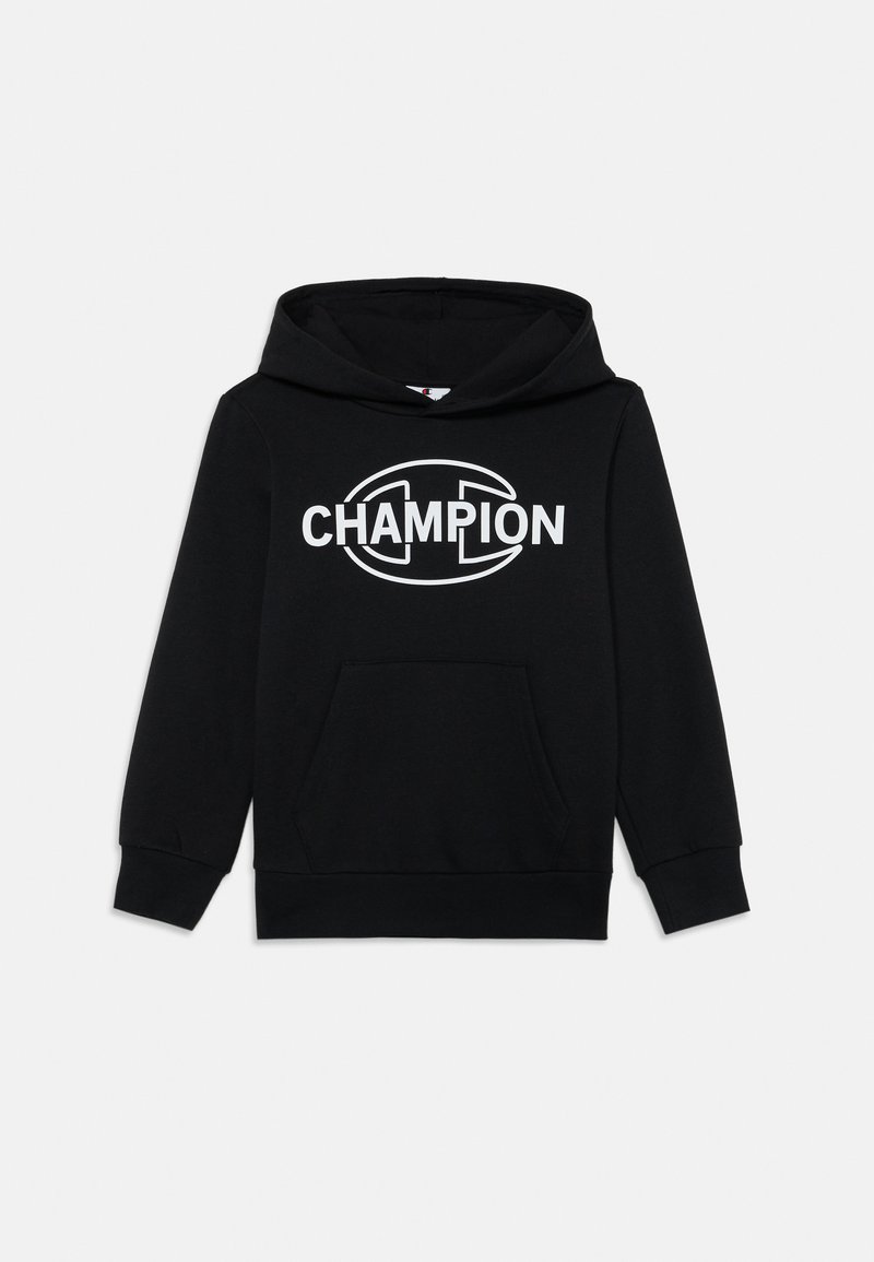 Melnā kokvilnas kapuce ar lielu baltu "CHAMPION" emblēmu priekšā, kengura kabata un ribota apakšmala un piedurknes.