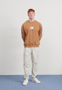 Jordan M J ESS STMT FLC CREW - Sweatshirt - legend dk brown