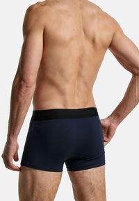 Boxer briefs blu navy con una cintura elastica nera. Il tessuto appare liscio ed elasticizzato, progettato per il comfort e la vestibilità.