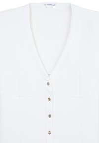 Blusa bianca con scollatura profonda a V, caratterizzata da bottoni argentati sulla parte anteriore e due tasche sul petto. Tessuto morbido e liscio.