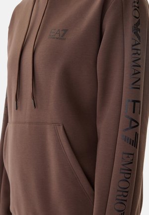 Felpa marrone con tasca frontale, coulisse e loghi neri "EA7 Emporio Armani" sul petto e lungo il maniche.