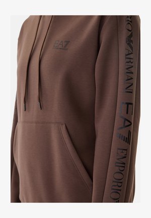 Felpa marrone con tasca frontale, coulisse e loghi neri "EA7 Emporio Armani" sul petto e lungo il maniche.