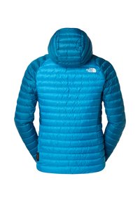 Blå pufferjacka med en sydd design och huva, med en logotyp på övre delen av ryggen. Slät textur och isolerad för värme.