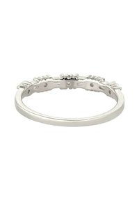 Silver ring med en liten inlagd baguette och runda klara stenar längs den övre halvan, visad mot en vit bakgrund.