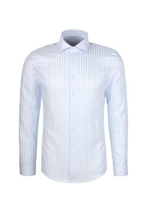 Camicia a maniche lunghe a righe verticali blu chiaro e bianca, con davanti abbottonato e colletto classico a punta.
