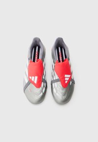 Scarpe da ginnastica grigie e rosse con vestibilità aderente, tomaia testurizzata, strisce bianche e un accento centrale rosso con logo, progettate per le prestazioni.