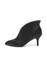 Stivaletti neri in satin con punta affusolata, cerniera laterale e tacco a stiletto di 2,5 pollici. Presentano una texture liscia e un design elegante.