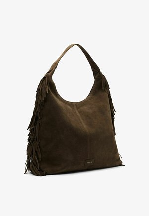 Sac hobo en daim brun foncé avec une large bandoulière et des franges décoratives sur les côtés, comportant une petite étiquette rectangulaire de la marque à l'avant.