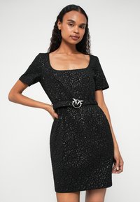 Μαύρο κοντομάνικο φόρεμα με υφή λουλουδιών, τετράγωνη λαιμόκοψη, εφαρμοστό σχήμα και διακοσμητική μεταλλική αγκράφα ζώνης.