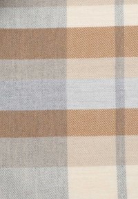 Geweven stof met een beige, lichtgrijs en tan ruitpatroon met diagonale lijnen. Zachte textuur met afwisselende vierkante secties.