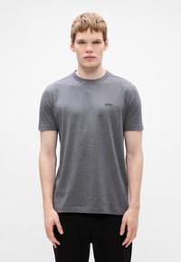 Γκρι κοντομάνικο μπλουζάκι με κανονική λαιμόκοψη και μικρό μαύρο λογότυπο "BOSS" στο αριστερό στήθος. Φτιαγμένο από μαλακό, υφασμάτινο υλικό.