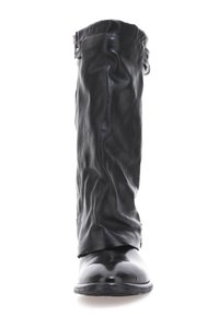 Czarne skórzane kozaki sięgające do kolan z błyszczącym wykończeniem, luźny krój, zamek błyskawiczny po boku oraz dekoracyjne metalowe akcenty.