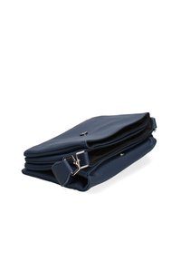 Borsa in pelle blu navy dal design piatto, con chiusura a zip e hardware metallico. Superficie texturizzata, forma compatta con tracolla rimovibile.