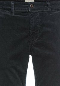 Zwarte corduroybroek met een zachte textuur, voorzien van een standaard tailleband, een knoopsluiting en een zichtbaar ribbelpatroon.