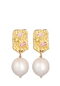 Guldtonade örhängen med strukturerade rektangulära toppar med färgade ädelstenar och en stor vit pärla som hänger.