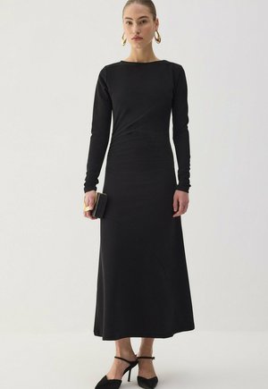 Touché Privé, BOAT-NECK PIECED DRESS - Robe de jour - black