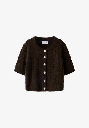 Cardigan a maniche corte in maglia marrone scuro con sei bottoni bianchi e scollatura tonda, con etichetta "name it."