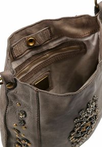 Borsa a tracolla in pelle grigia con dettagli in metallo decorativo, tasca con cerniera e una texture liscia. L'interno presenta una fodera morbida e un'apertura superiore.