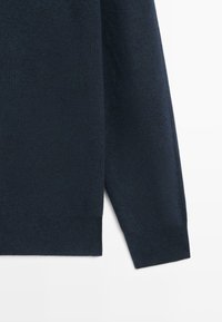 Granatowy sweter dziany z teksturowanym wzorem prążków, długimi rękawami i prostym dołem. Miękki materiał z lekkim rozciągnięciem.