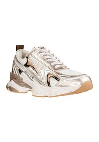 Scarpe sportive con una parte superiore in rete bianca, dettagli metallici dorati, sovrapposizioni testurizzate e una suola in gomma. Presentano lacci rotondi e un occhiello per il trasporto.