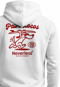 Weißer Hoodie mit rotem Motiv eines laufenden Hundes, der ein Surfbrett hält, und Text "Palm Locos", "Wave Lovers Club" und "Neverless catch me at the beach."