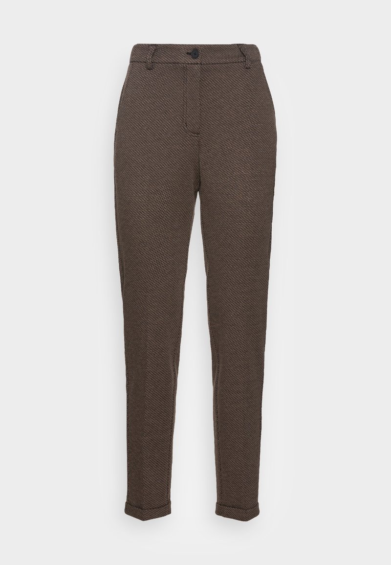 Pantalon slim marron texturé avec fermeture par bouton et zip, passants pour ceinture et ourlets retroussés, présenté sur un fond blanc.