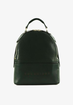 Zaino in pelle verde dalla forma arrotondata, con dettagli in oro e tasche con zip frontali. Presenta un testo con il marchio lungo la base.