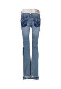 Jean en denim bleu évasé avec un ourlet déchiré, ceinture blanche, deux poches arrière en tissu bleu foncé avec des accents de surpiqûres contrastées.
