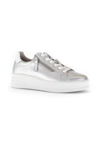 Sneaker metallico argento con accenti bianchi, tomaia in pelle texture, chiusura con lacci, cerniera laterale e una suola spessa bianca.
