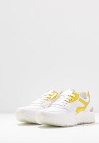 Marco Tozzi Sneaker low - white/yellow