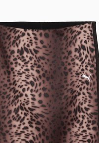 Leopardmønstret stof med sorte pletter på brun baggrund, med en lille hvid Puma-logo på højre side.