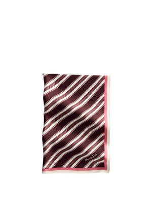 Sciarpa rettangolare di seta con strisce diagonali bordeaux e bianche, bordo rosa e piccola firma bianca nell'angolo.