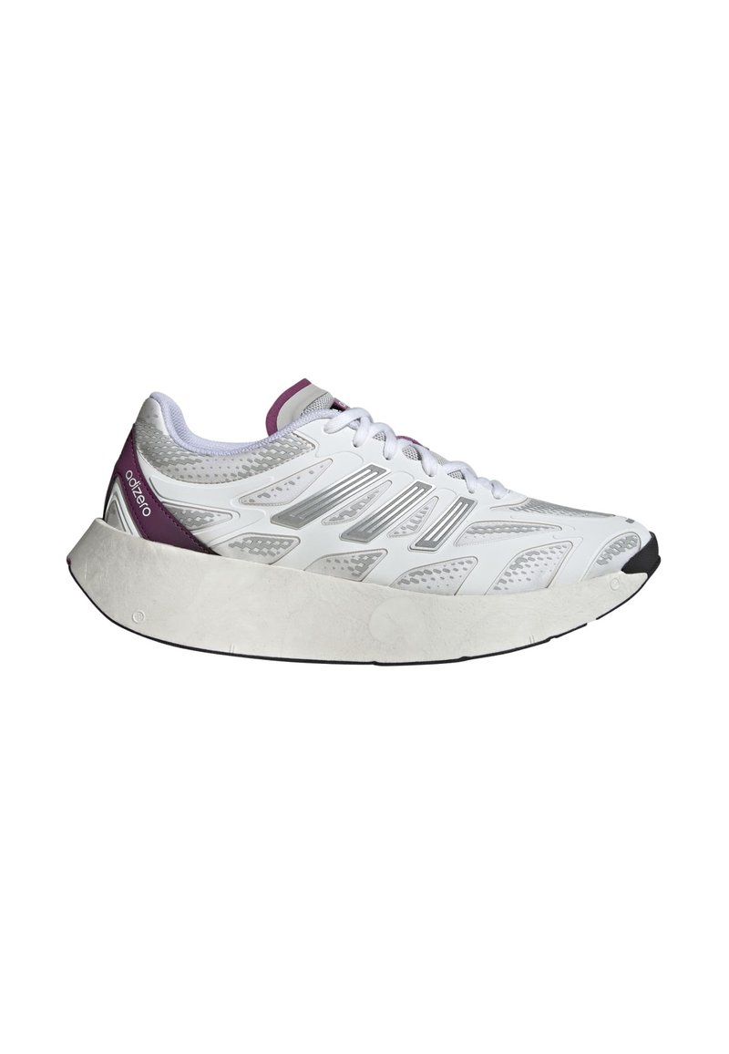 Baskets de course blanches avec des accents gris, dessus en maille et rayures argentées. Elles possèdent une épaisse semelle blanche et des détails violets près du talon.