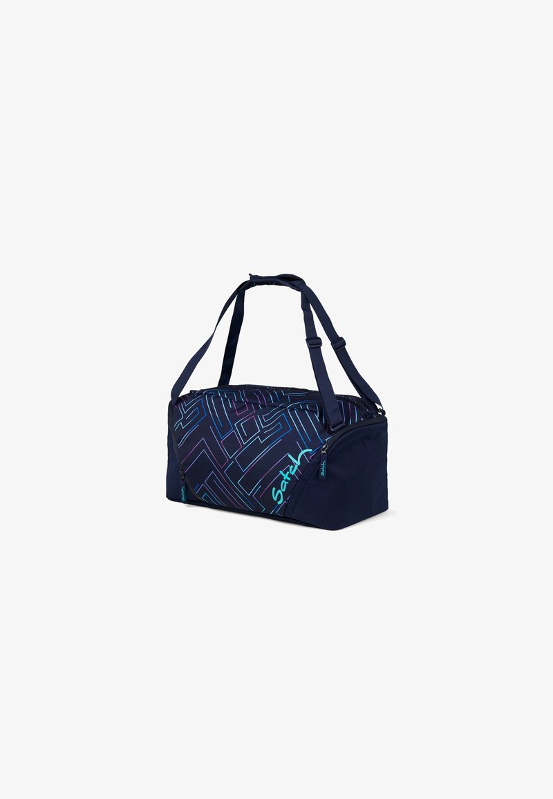 Navy Duffelbag mit geometrischem Muster in Lila und Türkis. Verfügt über zwei Tragegriffe und mit Reißverschlüssen gesicherte Fächer zur Aufbewahrung.