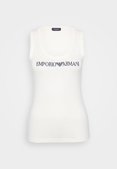 Hvit tanktopp med scoop-hals og ermeløs design. Har et marineblått "EMPORIO ARMANI"-logo trykt over fronten.