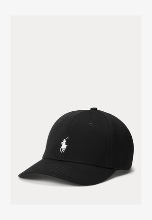 Juoda beisbolo kepuraitė su išlenktu snapeliu ir baltu išsiuvinėtu polo žaidėjo logotipu, Centriniame priekinės dalies skyde.