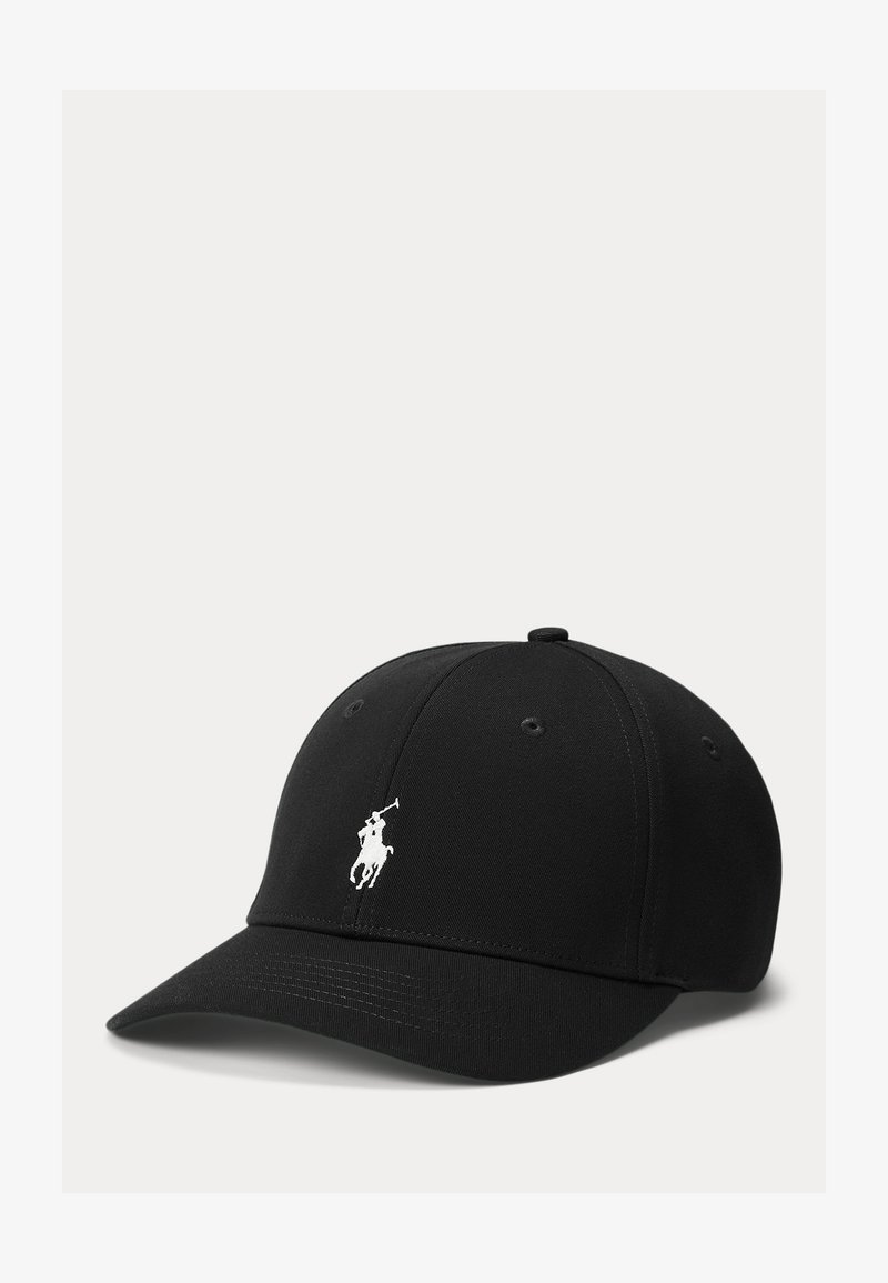 Μαύρο καπέλο μπέιζμπολ με καμπυλωτό γείσο και λευκό κεντημένο λογότυπο παίκτη πόλο στο κέντρο της μπροστινής πλευράς.