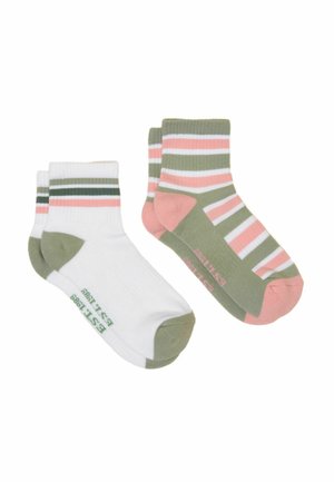 Jedna para białych skarpetek do kostki z zielonymi piętami i paskami oraz jedna para zielonych skarpetek do kostki z różowymi piętami i paskami.