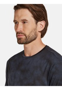 icebreaker MERINO 125 LIGHT WEIGHT COOL-LITE SPHERE CLOUD DYE - T-shirt con stampa - graphite black cd