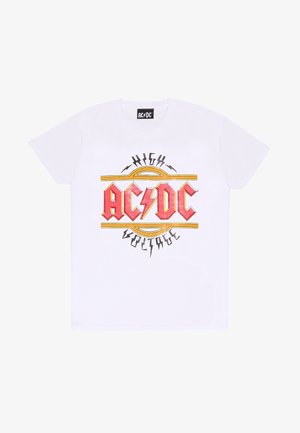 Weißes Baumwoll-T-Shirt mit einem auffälligen Grafikdesign, das roten, gelben und schwarzen Text mit der Aufschrift "AC/DC High Voltage" sowie Blitzelementen zeigt.