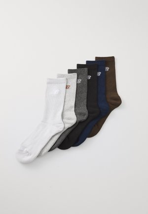 Seis pares de meias de comprimento médio em branco, cinza claro, cinza escuro, preto, azul-marinho e castanho, cada uma com um pequeno logótipo da marca perto da bainha.