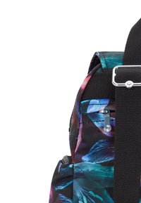Mochila con un patrón floral multicolor en tonos de azul, rosa y negro, con correas ajustables negras y un bolsillo con cremallera.