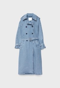 Trench-coat en denim bleu clair avec boutons croisés, taille ceinturée, manches longues et large col sur un fond uni.