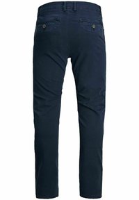 Pantaloni di cotone blu navy con una vestibilità slim. Presentano due tasche posteriori con chiusura a bottone e una texture liscia.