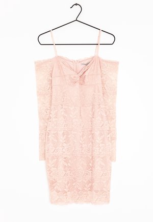 Hellrosa Spitzenkleid mit langen, schulterfreien Ärmeln und Spaghettiträgern, hängend an einem schwarzen Kleiderbügel vor weißem Hintergrund.