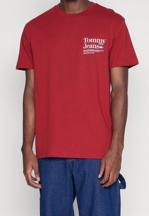 T-shirt en coton rouge à manches courtes, col rond et logo blanc à l'avant. Texture douce, coupe décontractée et ourlet droit.