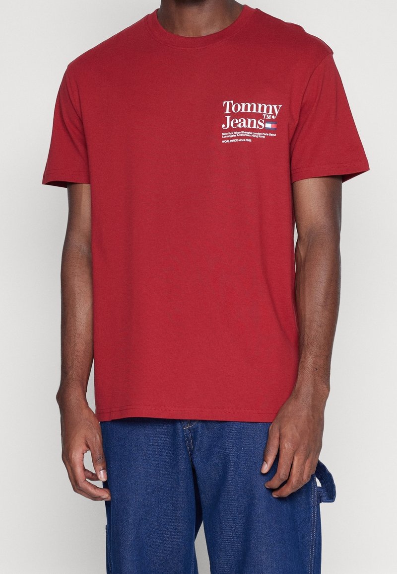 T-shirt en coton rouge à manches courtes, col rond et logo blanc à l'avant. Texture douce, coupe décontractée et ourlet droit.