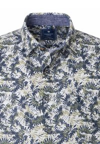 Korte mouwen shirt met een bloemenpatroon in groen en marineblauw op een witte achtergrond. Voorzien van een knoopsluiting en een klassieke kraag.
